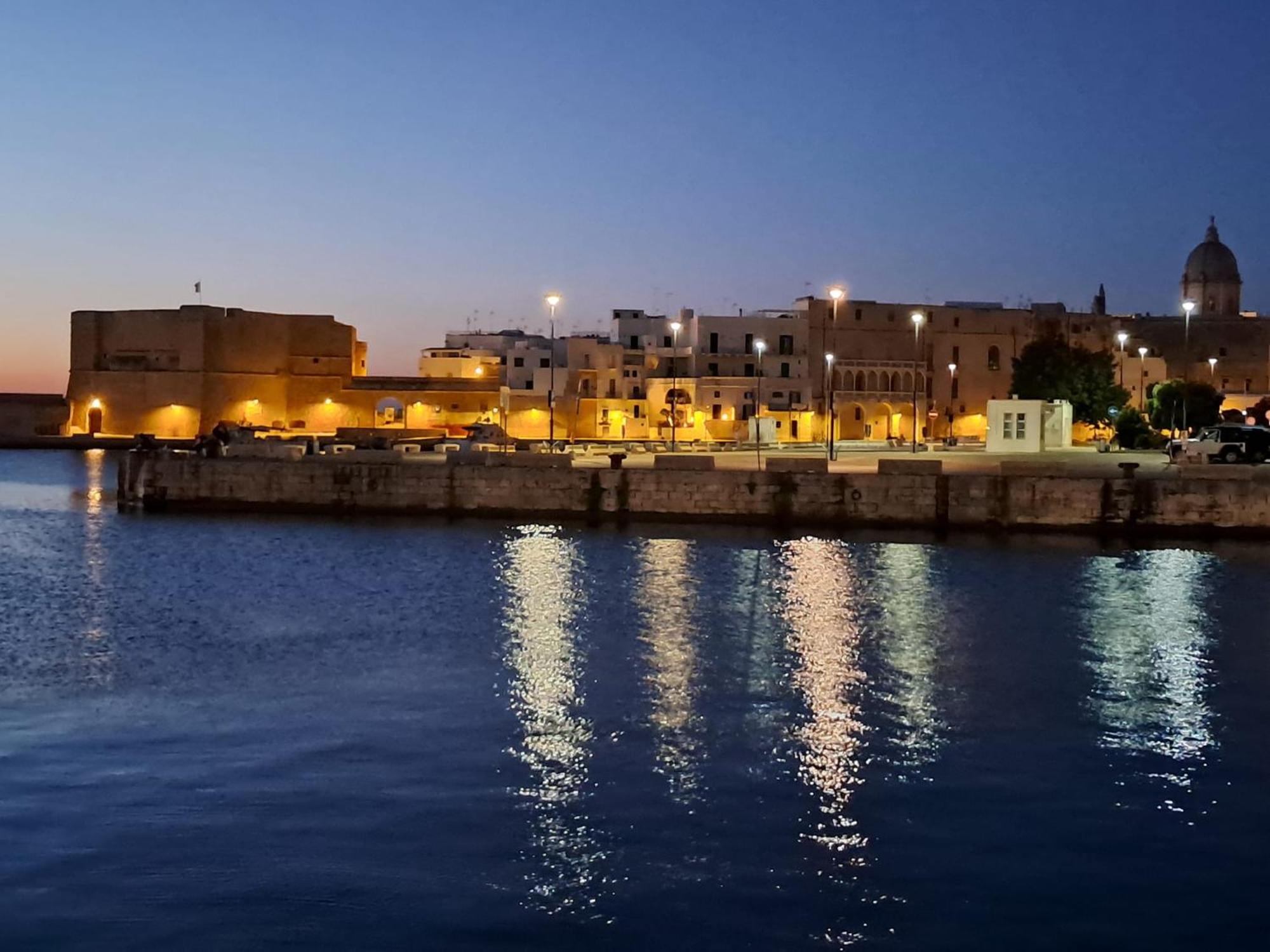 Fd Apartments - Zoe Prestigioso Appartamento Vicino Alla Stazione E Al Centro Monopoli Bagian luar foto
